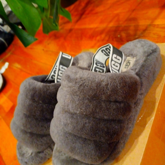 UGG - Picture 3 of 6